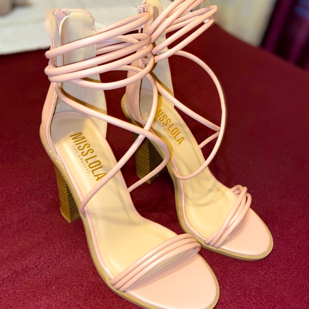 Strapped heels 👠💃